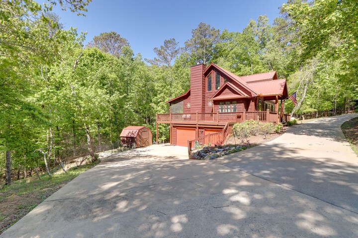 Private Ellijay Cabin w / Hot Tub & Amenities!