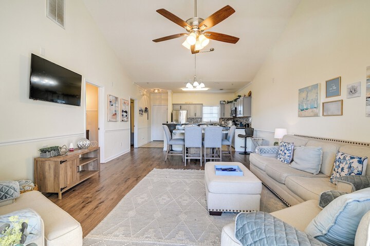 Myrtle Beach Condo w / Large Balcony & Pool Access