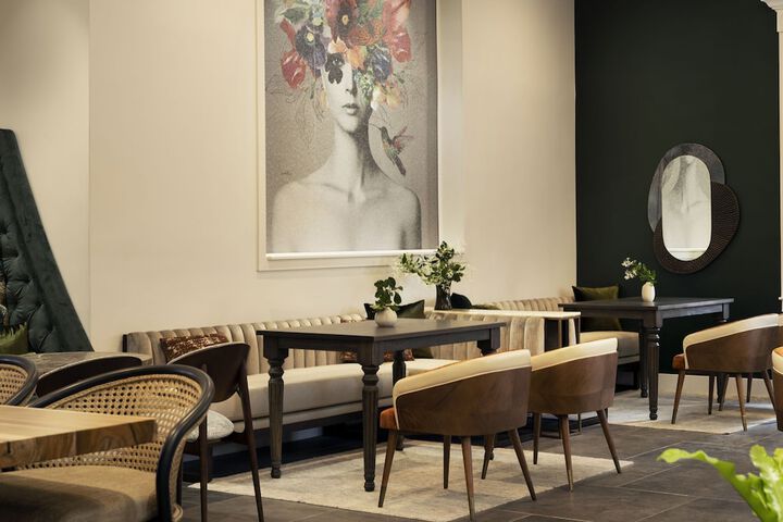 Lounge 57 of 81