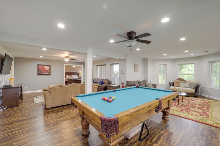 Classy Home w / Hot Tub + Mt. Jefferson Views!
