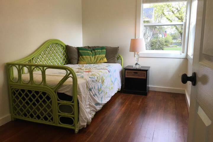Adorable Home on the Park 10 Miles South of Eugene