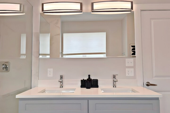 Modern 4BR with Parking - WV rep 4