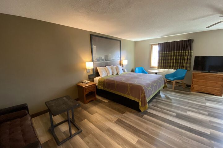 Super 8 by Wyndham Green Bay Near Stadium