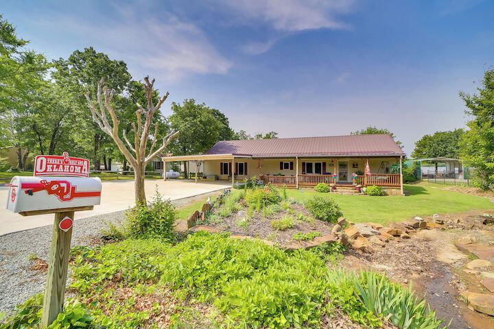 Cozy Lake Eufaula Hideaway w / Fire Pit & Hot Tub!