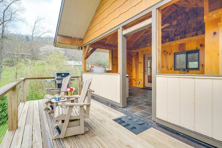 Sawyers Cabin w / Hot Tub in Blue Ridge Mtns!