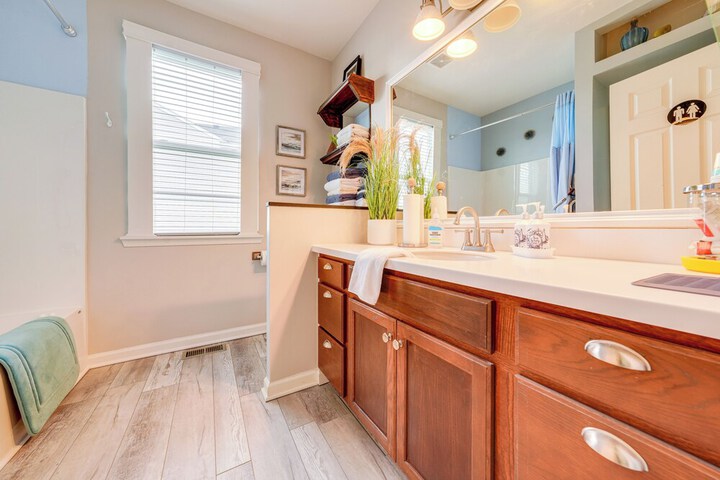 Spacious Waterfront Yorkville Getaway w / Yard