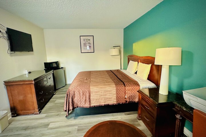 Room 2 of 6