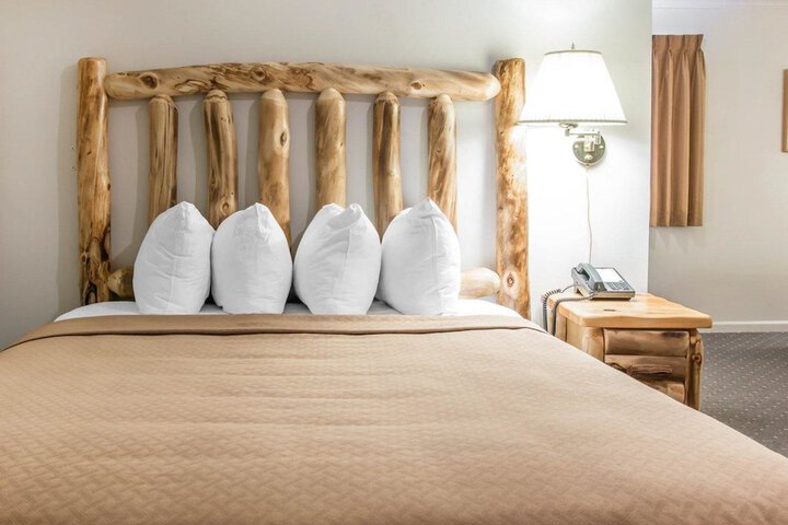 Quality Inn & Suites Mackinaw City Beachfront