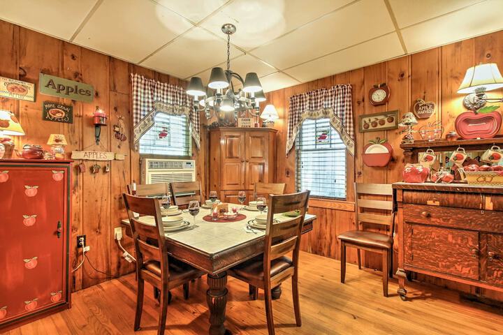Pet-friendly Cabin w / Fire Pit BBQ & Great Deck!