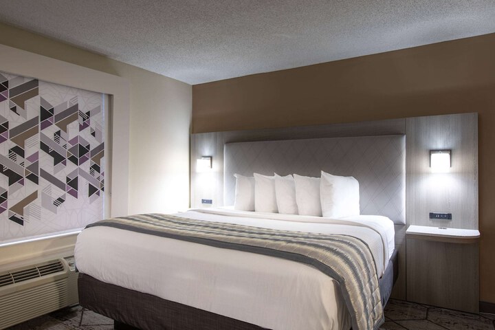 Wingate by Wyndham Charlotte Speedway / Concord