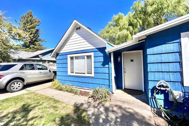 Main St. New with AC Monthly stays Charming Cottage KING BED