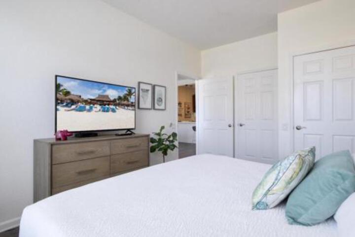 Brand New Super Cool Fountain View Condo by Main Pool Near Parks & OCCCC