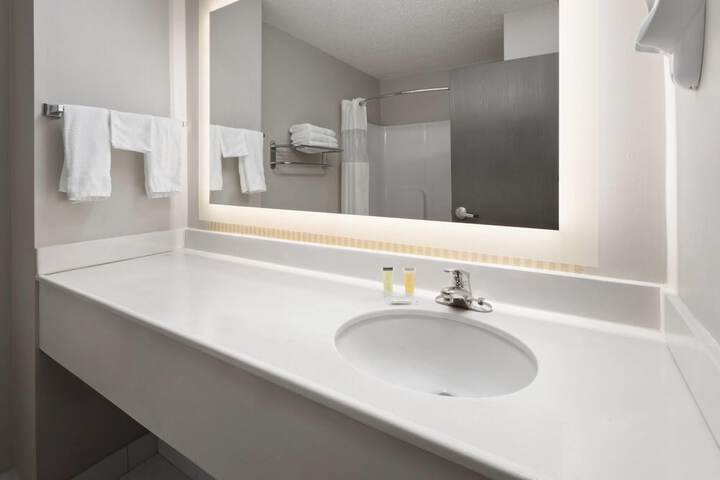 Days Inn & Suites by Wyndham Seaford