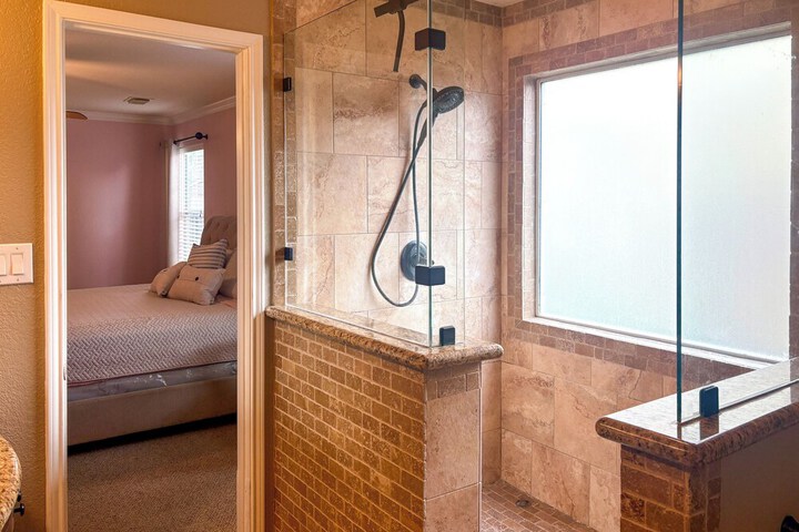 Luxe Home 30 Miles to Houston w / Pool & Grill