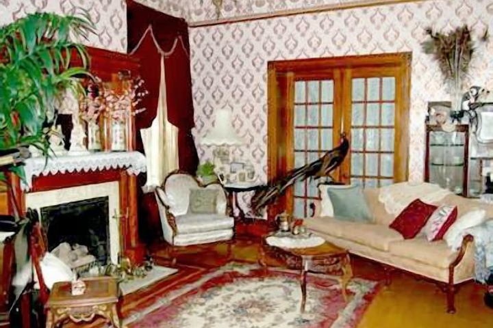 Room 7 of 8