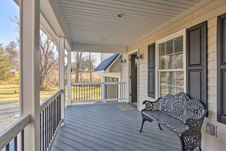 Morrisonville Manor w / Fire Pit & Hot Tub!