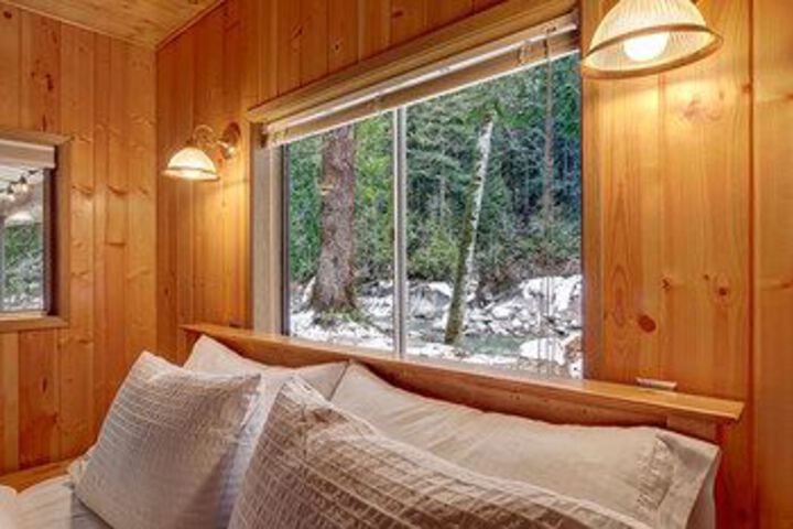 Sunset Falls Cabin - Two Bedroom Cabin with Hot Tub