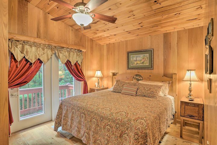 Fletcher Cabin: Wraparound Deck & Pond Access
