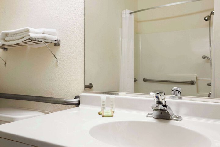 Super 8 by Wyndham Aurora / Naperville Area