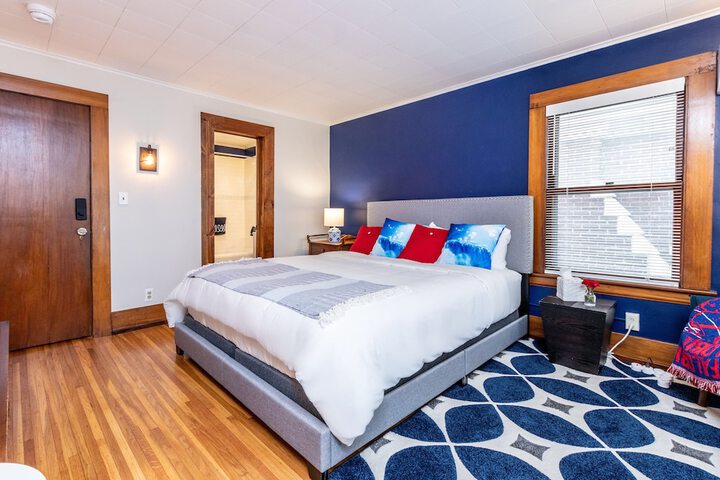 Room 33 of 82