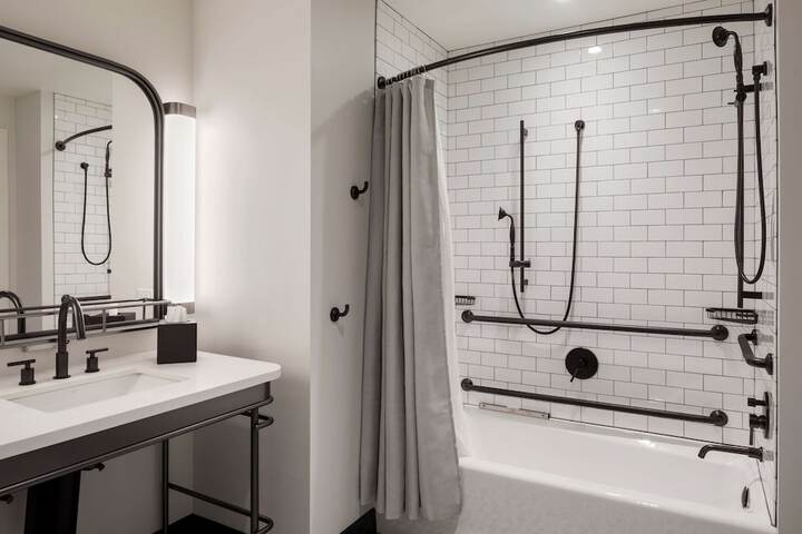 Room 43 of 77