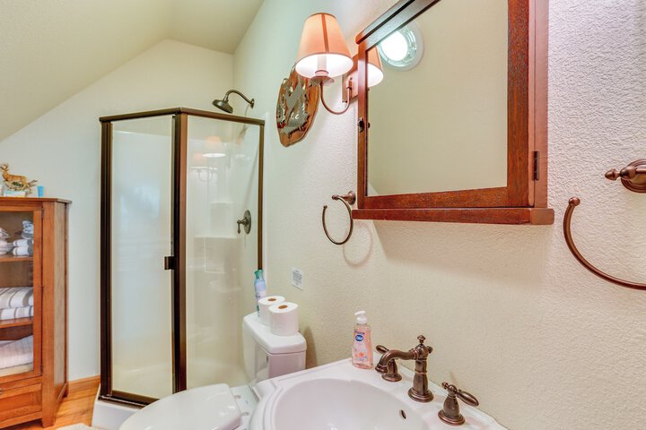 Pet-friendly California Cabin w / Beach Access