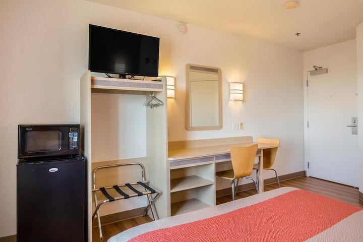 Howard Johnson by Wyndham Lemoore Near Naval Air Station