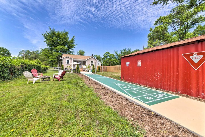 lucky Dawg Pet-friendly Abode Near St. Louis!