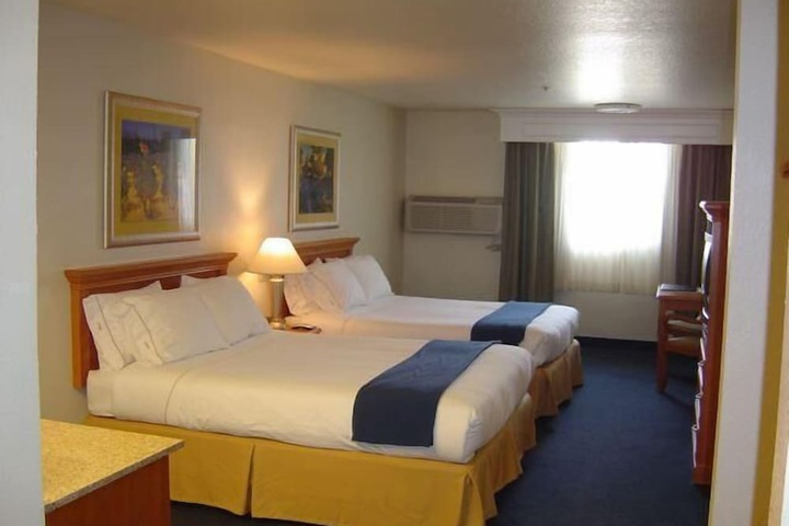 Room 9 of 32