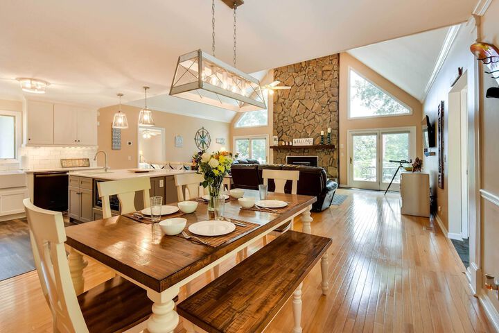 Lake Hartwell Home w / Private Dock & Hot Tub!