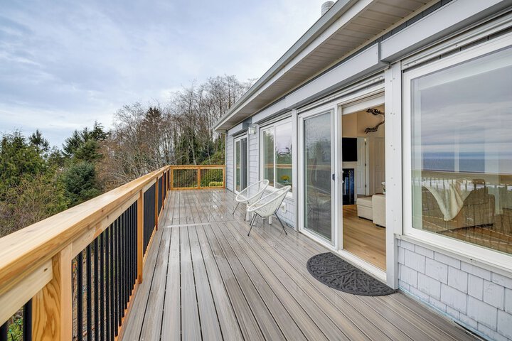 Lovely Rockaway Beach Home w / Pacific Ocean Views!