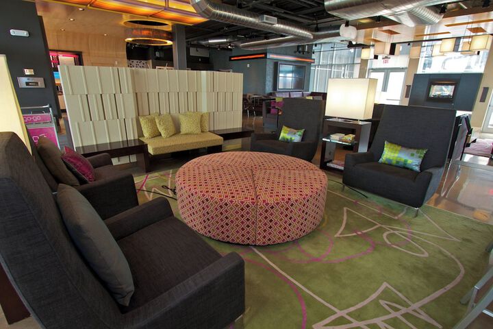 Lounge 40 of 50