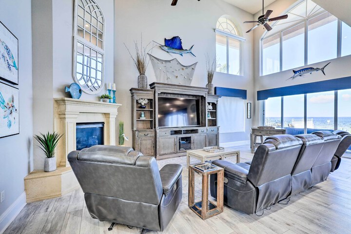 Apollo Beach House w / Private Pool + Hot Tub