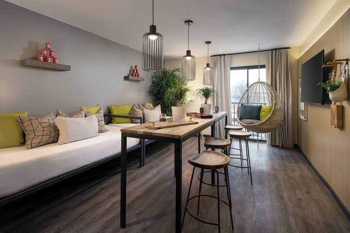 Room 32 of 50