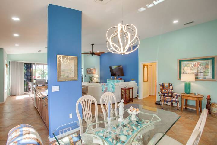 3 Mi to Dtwn Fort Myers: Condo w / Pool & Hot Tub