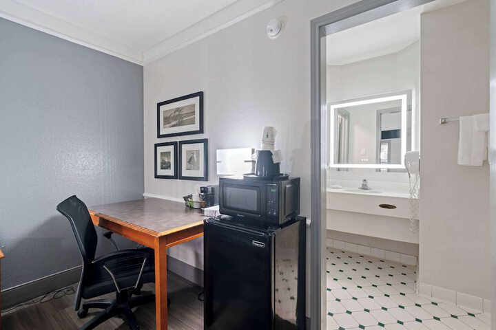 Room 103 of 142