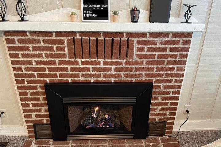 Downtown 2 Bedroom Cottage Sleeps 6, Walking Distance to Honeywell, Downtown Restaurants, Shopping