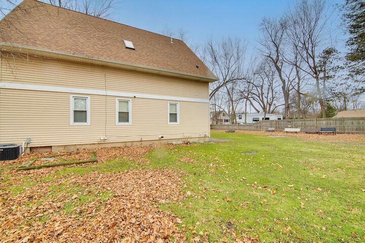 Twin Lakes Home - Walk to Lake Elizabeth!