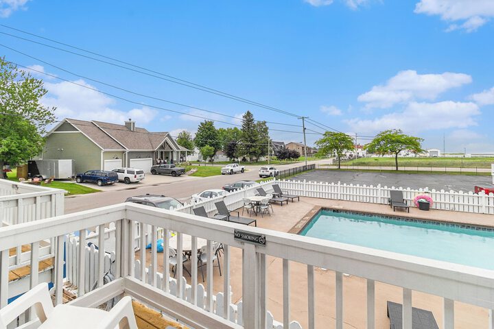 Snyders Shoreline Inn