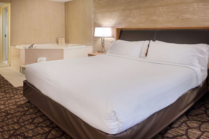Holiday Inn Hotel & Suites Warren by IHG