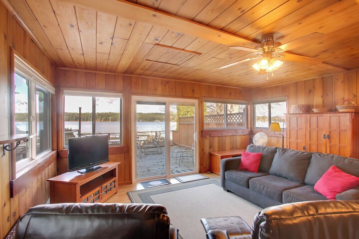 Charming Lakefront Cabin w / Deck & Fire Pit!