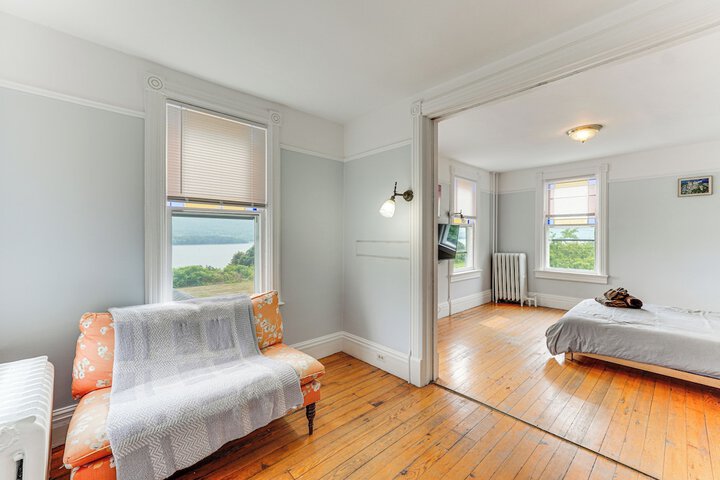 Charming Victorian Retreat w / Hudson River Views