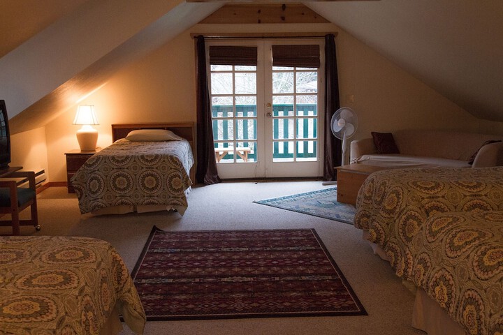 Whittakers Motel & Historic Bunkhouse