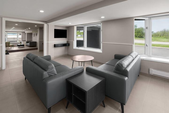 Super 8 by Wyndham Gananoque / Country Squire Resort
