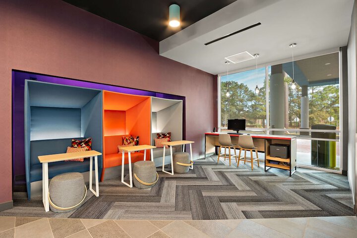 Business Center 40 of 41
