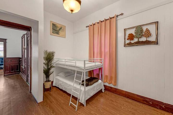 The Victorian on South Park - Sleeps 6