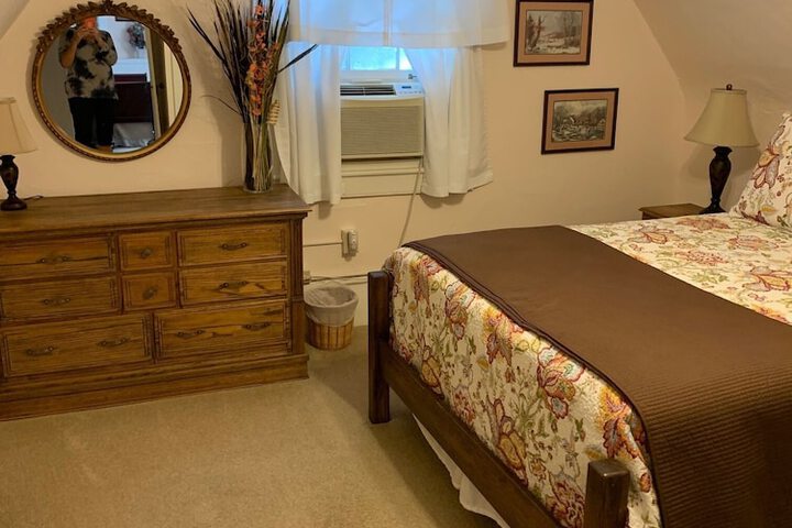 Room 4 of 9