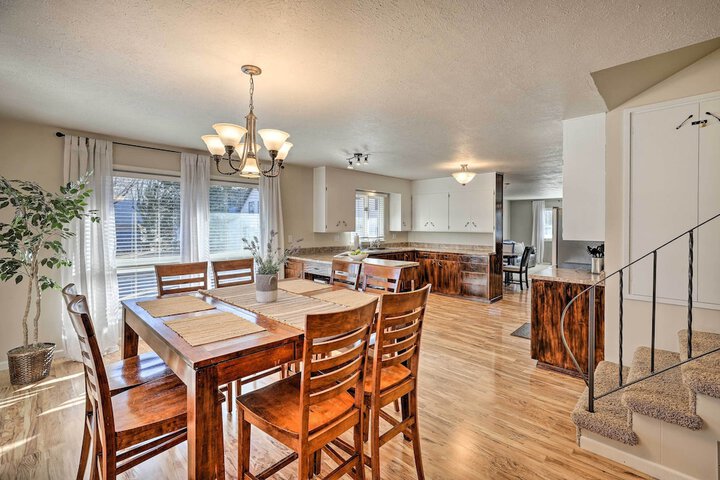Sioux Center Split-level Home w / Game Room!