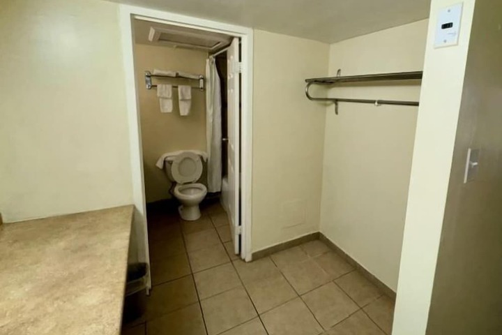 Room 11 of 27