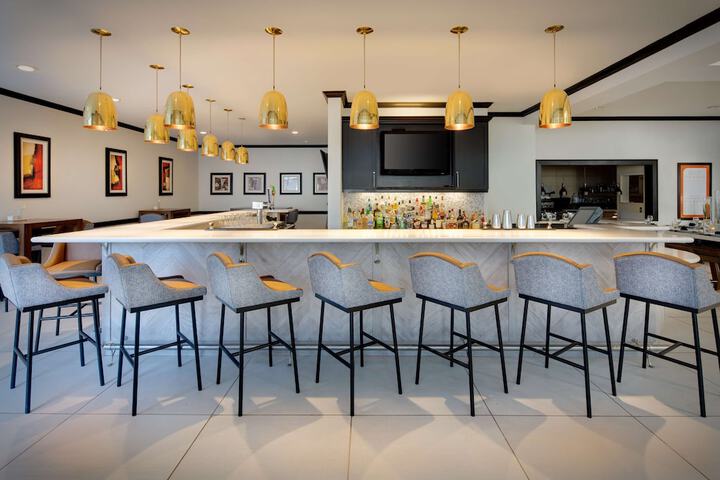 Lounge 54 of 59